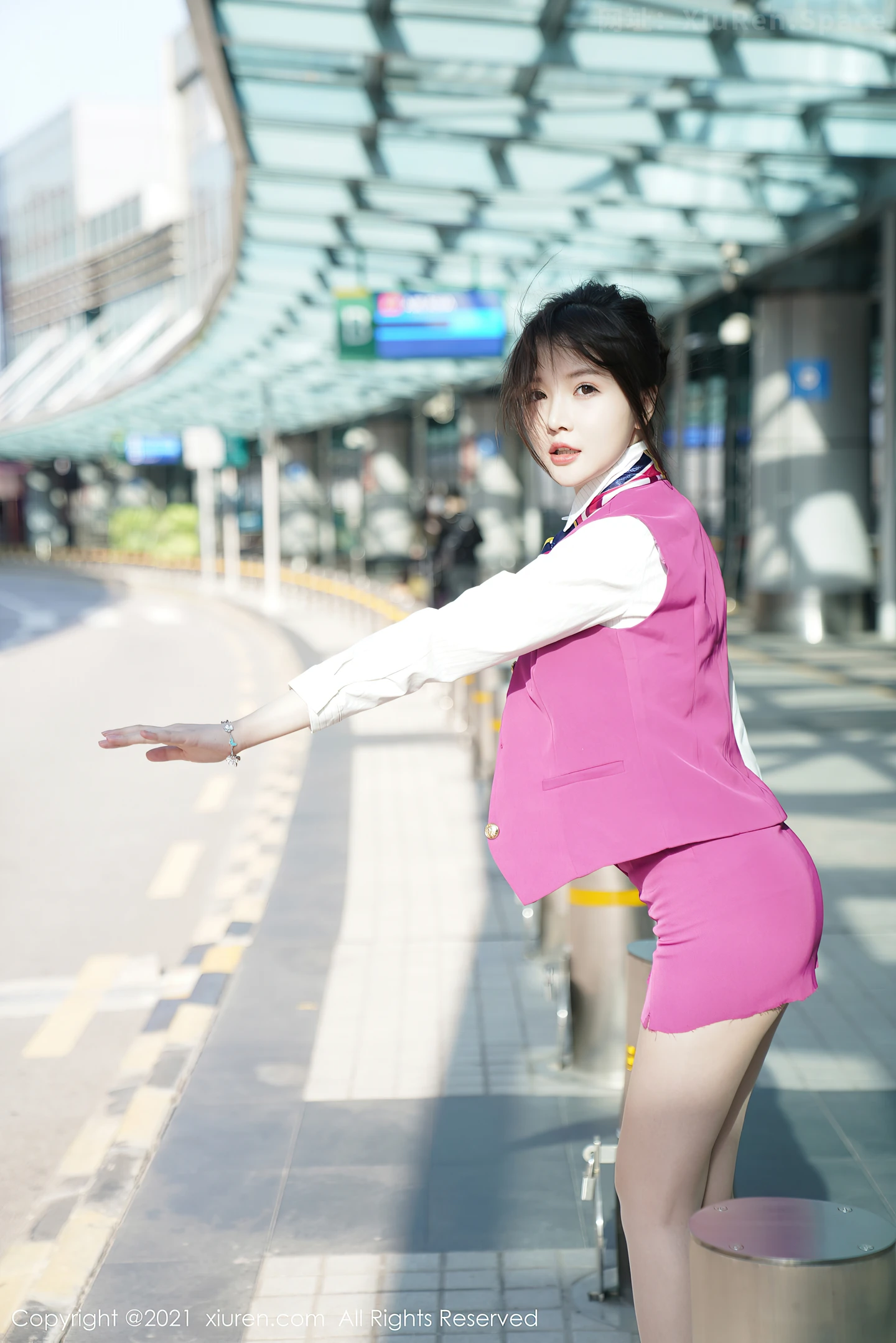 图片[3]-[XiuRen秀人网]VOL.3103 女神糯美子Mini澳门旅拍粉色空乘制服下肉丝裤袜秀翘臀诱惑写真68P-秀人网官方网站
